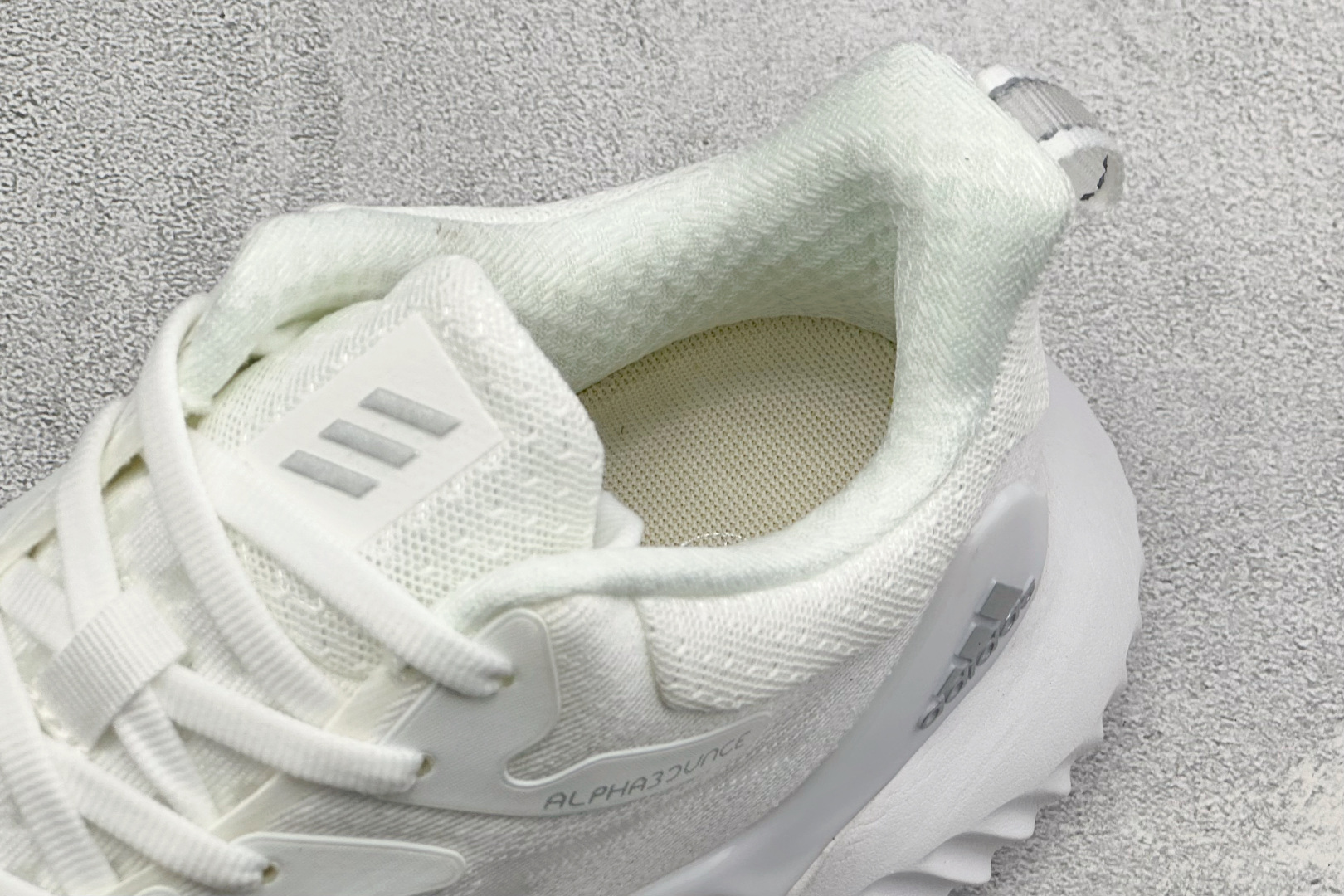Adidas AlphaBounce Beyond M 阿迪耐磨透气防震跑步鞋 保暖弹力透气贾卡鞋面 正确高弹轻量 发泡