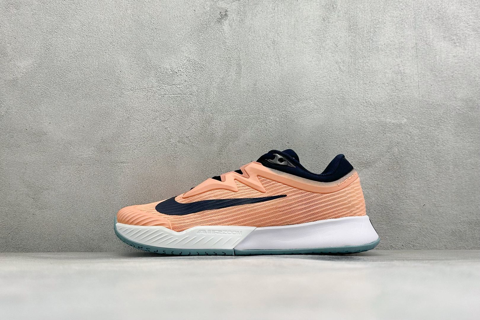 NO:953717,Local store-owned Nike ZOOM VAPOR PRO 3 HC comfortable and versatile shock-absorbing low-top tennis shoes, item number FZ2161-800, size 36-45, code 30,19860909本地 放店私 Nike ZOOM VAPOR PRO 3 HC 舒适百搭减震低帮网球鞋 货号FZ2161-800 尺码36-45 编码30,,Men's shoes