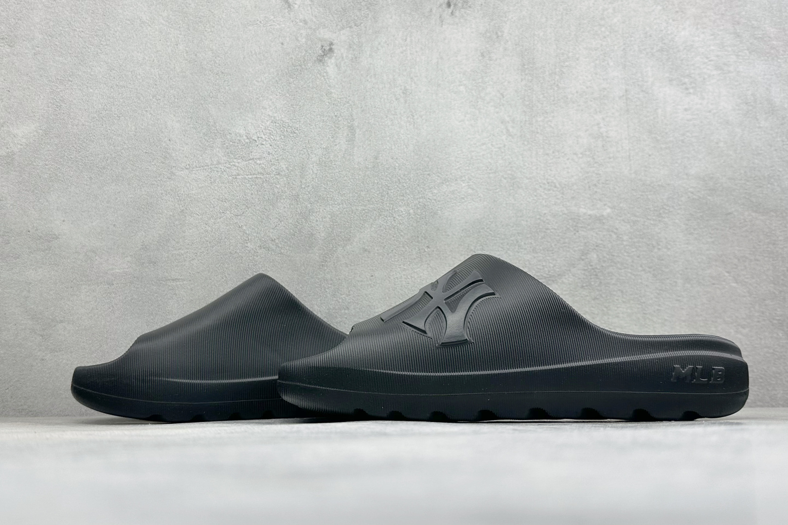 XB版MLB SKIPPER SLIDE 百搭舒适 防滑防磨一字拖鞋 货号: 3ALPS0153-50BKS 尺码：36