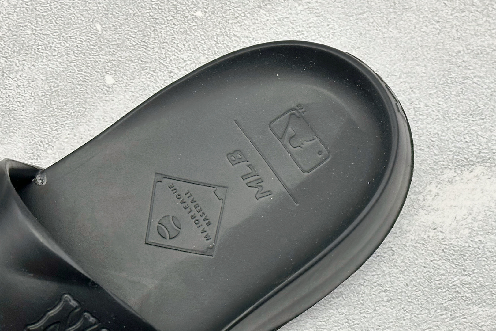 XB版MLB CHUNKY BOUNCER SLIDE 百搭舒适休闲防滑防磨一字拖鞋 货号：3ALPFBS33-50BK