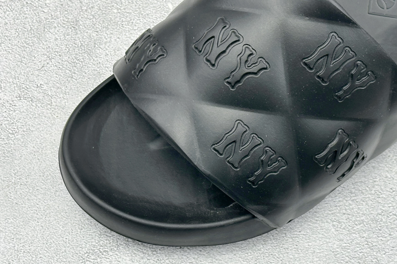 XB版MLB CHUNKY BOUNCER SLIDE 百搭舒适休闲防滑防磨一字拖鞋 货号：3ALPFBS33-50BK