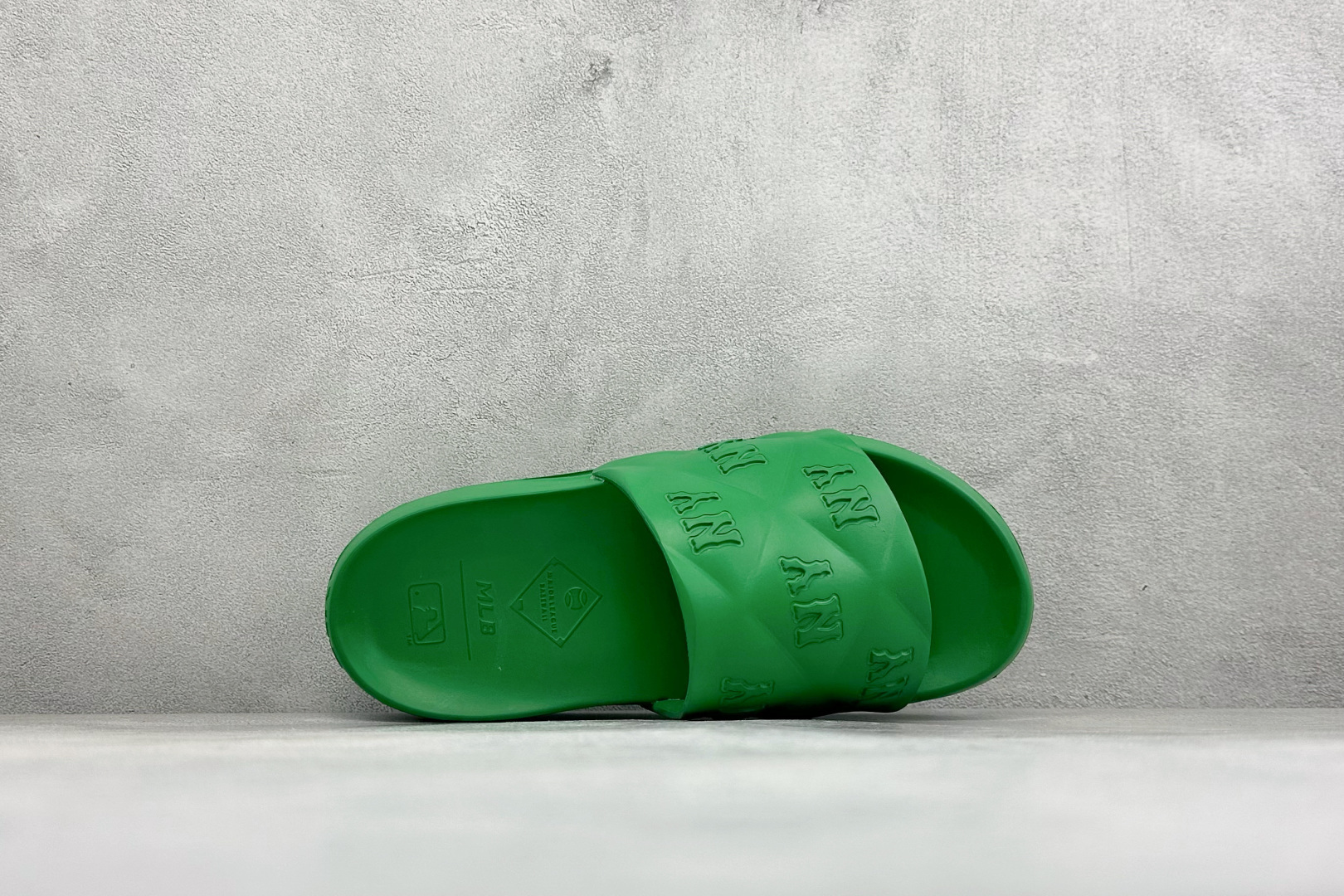 XB版MLB CHUNKY BOUNCER SLIDE 百搭舒适休闲防滑防磨一字拖鞋 货号：3ALPFBS33-50GN