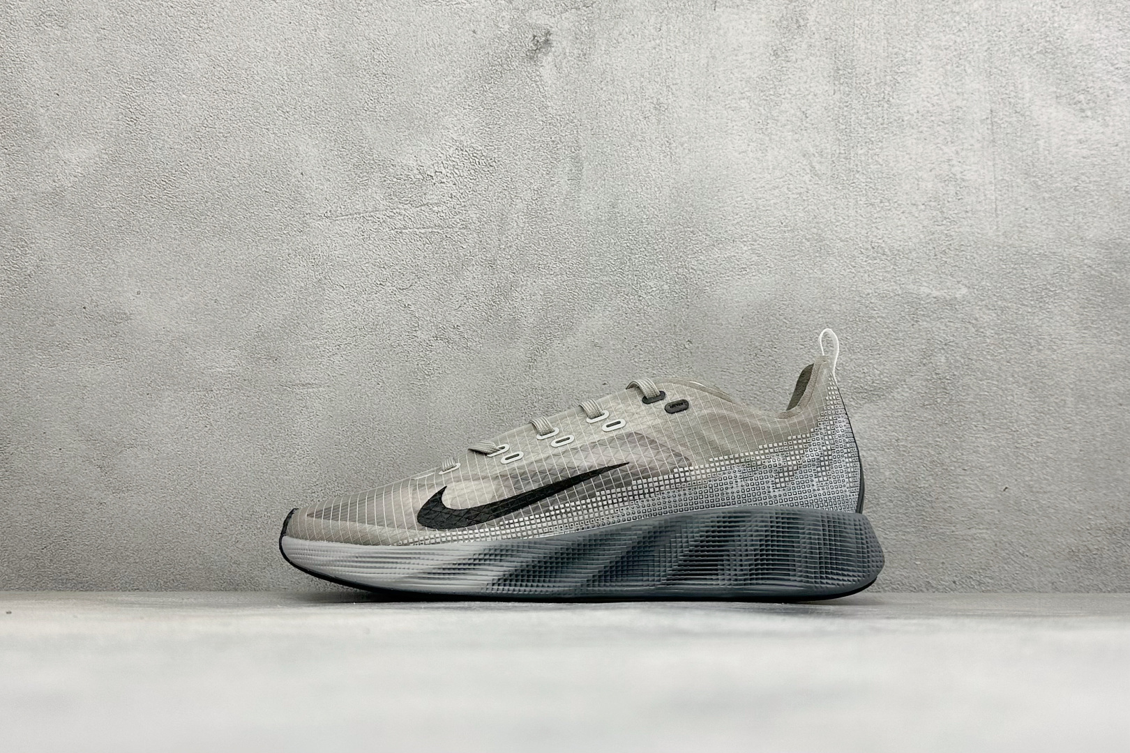 NO:953691,Local terminal store Y version of Nike Ava  Item number: HM9697-001 There is no half size for sizes 40-45, code 28,19860909本地 终端放店 Y版Nike Ava X 耐克 舒适百搭耐磨低帮 休闲跑步鞋 采用轻盈的机能型织物鞋面 专为四季穿着而设计 流线型TPU包覆结构带来稳固贴合感 简约风橡胶外底具备出色排水性能和强劲抓地力 鞋身穿插的打孔赛道条纹灵感源自经典跑鞋 兼具舒适感与透气性 反光细节点缀其间 为都市夜行增添一份醒目与安全 货号: HM9697-001 尺码40-45没半码 编码28,,Men's shoes