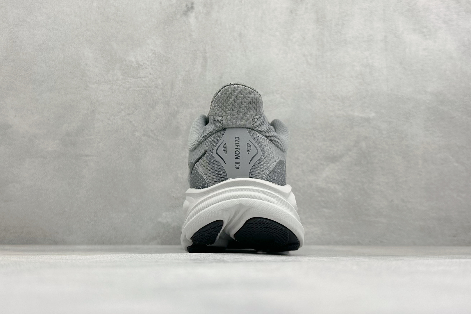 W版HOKA ONE M CLIFTON 10 机能缓震跑鞋 #鞋面部分采用工程网眼面料，可以确保必要的透气性能。使用了