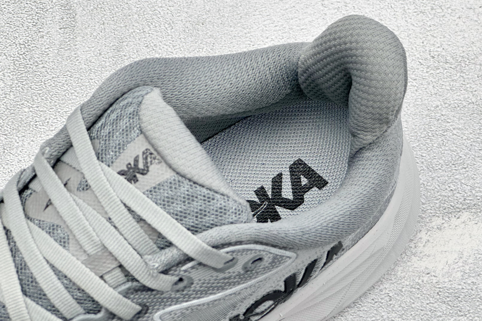 W版HOKA ONE M CLIFTON 10 机能缓震跑鞋 #鞋面部分采用工程网眼面料，可以确保必要的透气性能。使用了
