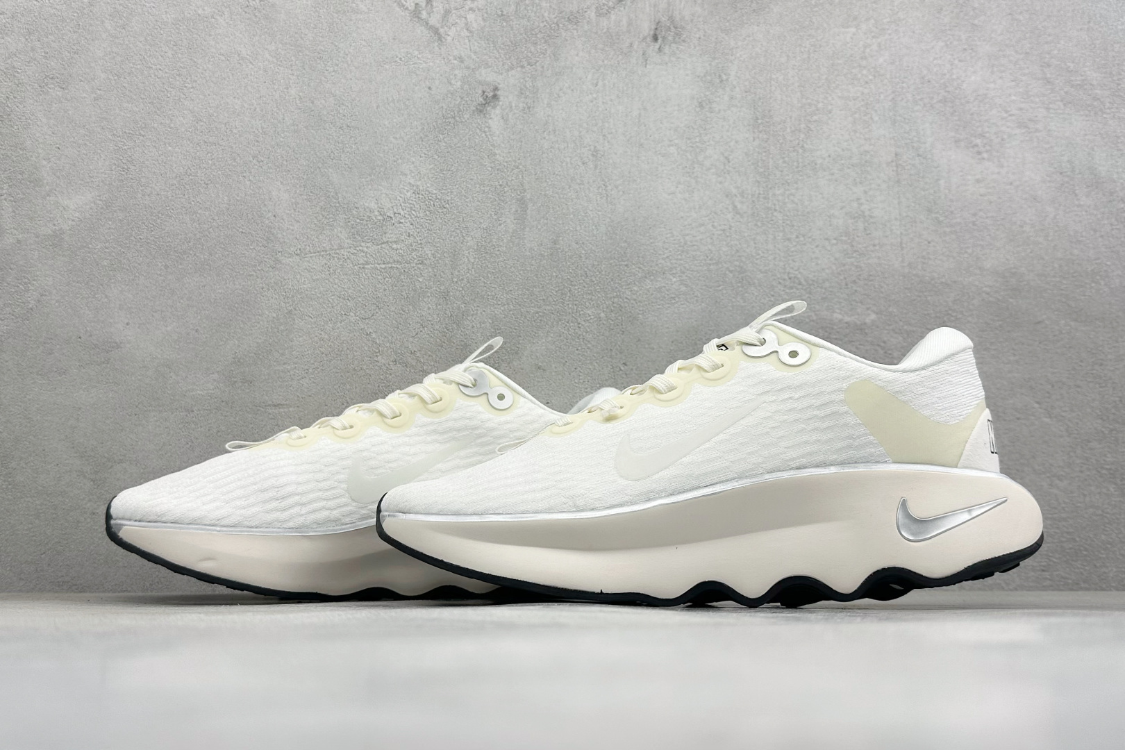 Nike Motiva 耐克夏季透气缓震波浪跑鞋 #鞋底采用夸张的弯曲几何设计,塑造弧形摇杆造型,助力轻松向前。顺畅迈步 Nike Motiva 耐克夏季透气缓震波浪跑鞋 #鞋底采用夸张的弯曲几何设计,塑造弧形摇杆造型,助力轻松向前。顺畅迈步