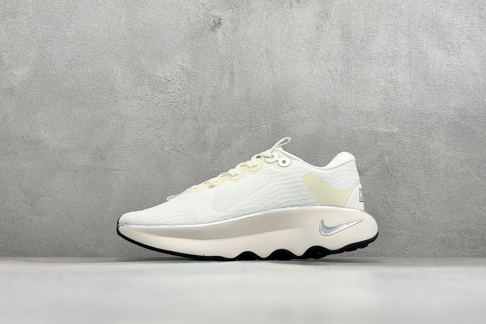 Nike Motiva 耐克夏季透气缓震波浪跑鞋 #鞋底采用夸张的弯曲几何设计,塑造弧形摇杆造型,助力轻松向前。顺畅迈步 Nike Motiva 耐克夏季透气缓震波浪跑鞋 #鞋底采用夸张的弯曲几何设计,塑造弧形摇杆造型,助力轻松向前。顺畅迈步