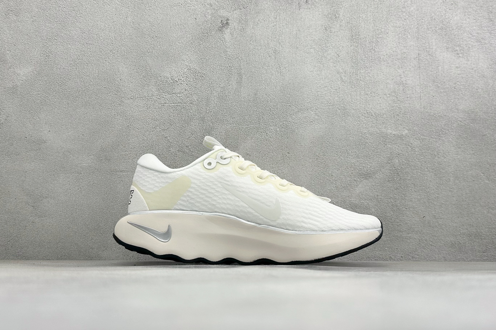 Nike Motiva 耐克夏季透气缓震波浪跑鞋 #鞋底采用夸张的弯曲几何设计,塑造弧形摇杆造型,助力轻松向前。顺畅迈步 Nike Motiva 耐克夏季透气缓震波浪跑鞋 #鞋底采用夸张的弯曲几何设计,塑造弧形摇杆造型,助力轻松向前。顺畅迈步