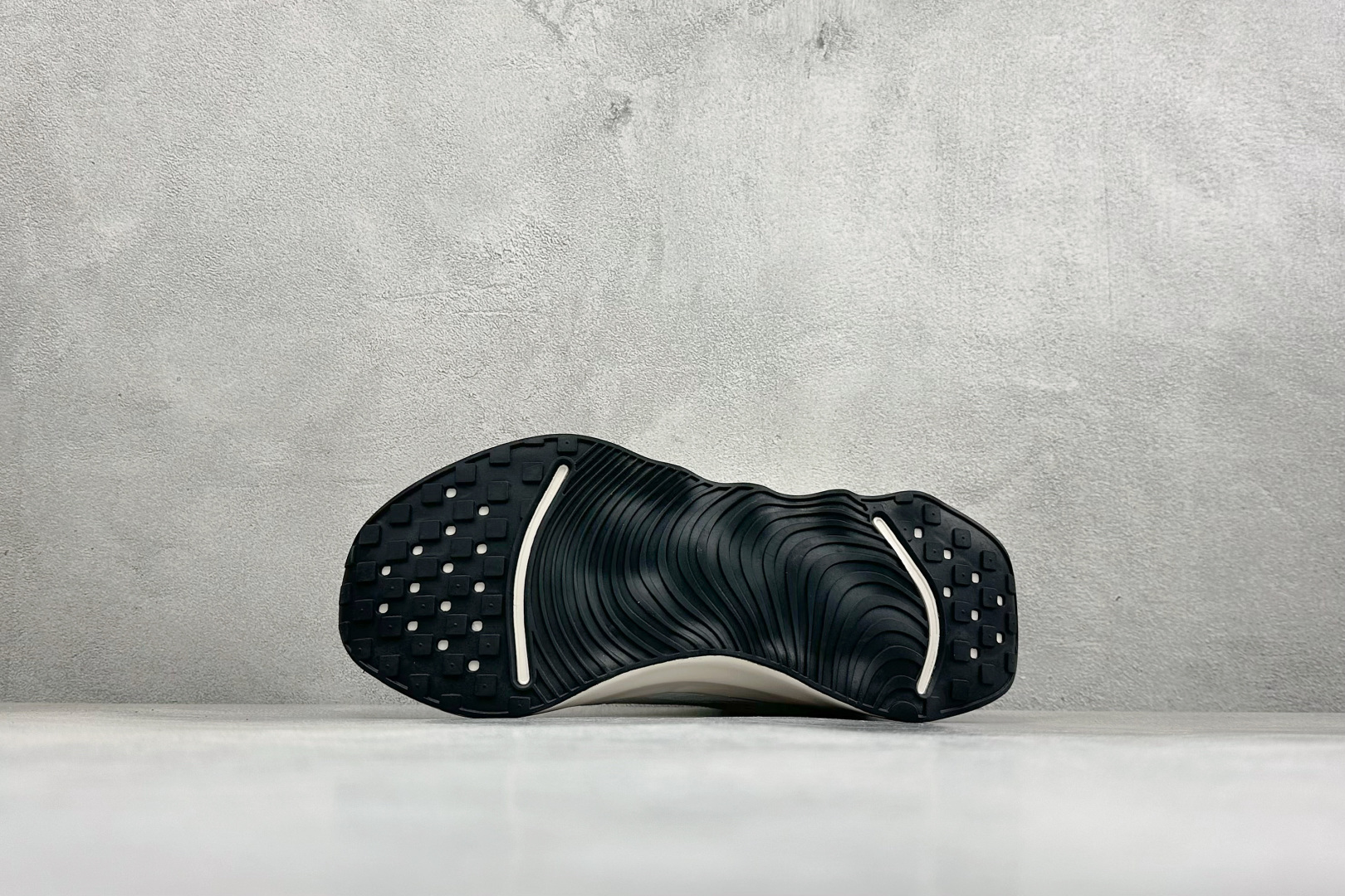 Nike Motiva 耐克夏季透气缓震波浪跑鞋 #鞋底采用夸张的弯曲几何设计,塑造弧形摇杆造型,助力轻松向前。顺畅迈步 Nike Motiva 耐克夏季透气缓震波浪跑鞋 #鞋底采用夸张的弯曲几何设计,塑造弧形摇杆造型,助力轻松向前。顺畅迈步