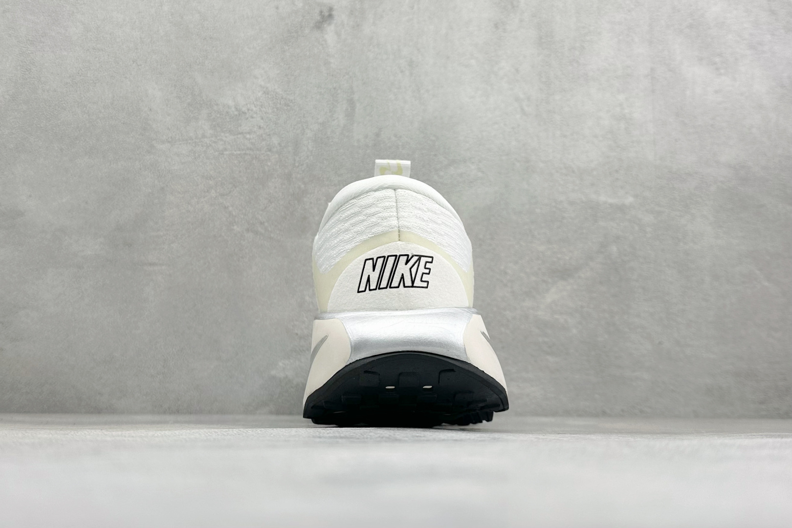 Nike Motiva 耐克夏季透气缓震波浪跑鞋 #鞋底采用夸张的弯曲几何设计,塑造弧形摇杆造型,助力轻松向前。顺畅迈步 Nike Motiva 耐克夏季透气缓震波浪跑鞋 #鞋底采用夸张的弯曲几何设计,塑造弧形摇杆造型,助力轻松向前。顺畅迈步