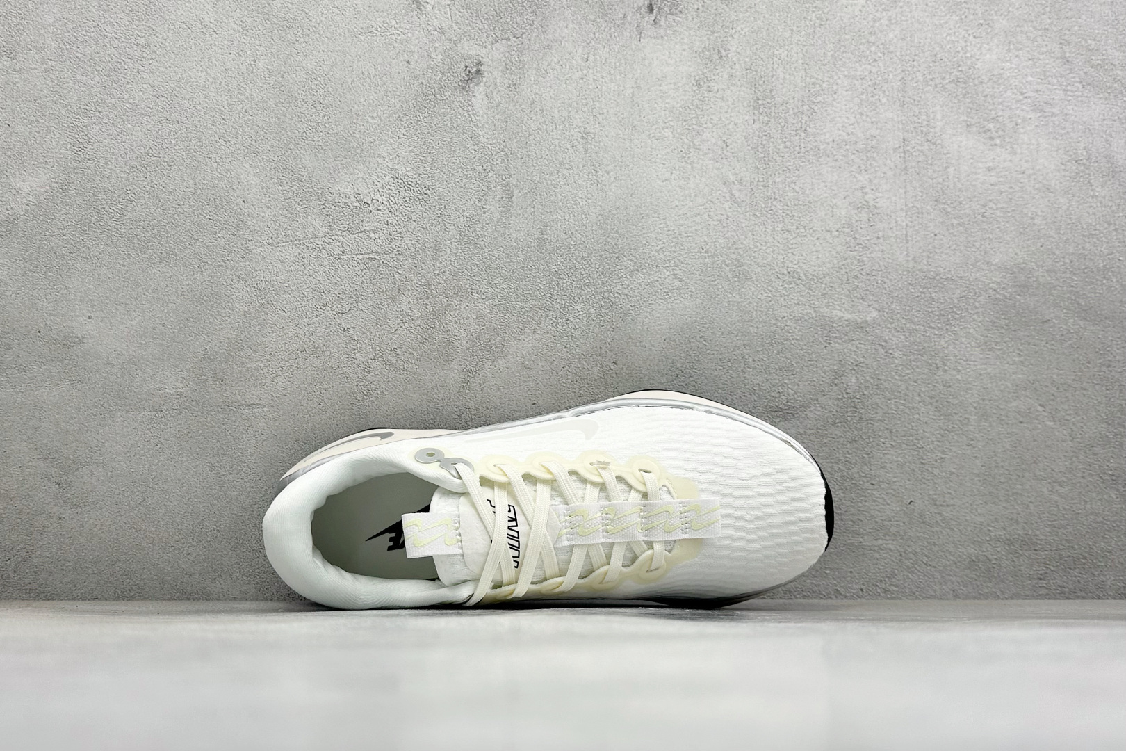 Nike Motiva 耐克夏季透气缓震波浪跑鞋 #鞋底采用夸张的弯曲几何设计,塑造弧形摇杆造型,助力轻松向前。顺畅迈步 Nike Motiva 耐克夏季透气缓震波浪跑鞋 #鞋底采用夸张的弯曲几何设计,塑造弧形摇杆造型,助力轻松向前。顺畅迈步