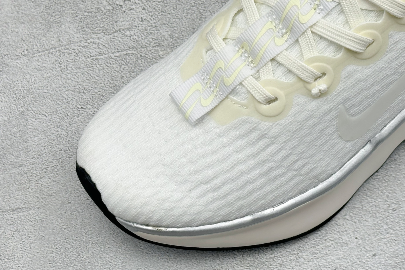 Nike Motiva 耐克夏季透气缓震波浪跑鞋 #鞋底采用夸张的弯曲几何设计,塑造弧形摇杆造型,助力轻松向前。顺畅迈步 Nike Motiva 耐克夏季透气缓震波浪跑鞋 #鞋底采用夸张的弯曲几何设计,塑造弧形摇杆造型,助力轻松向前。顺畅迈步