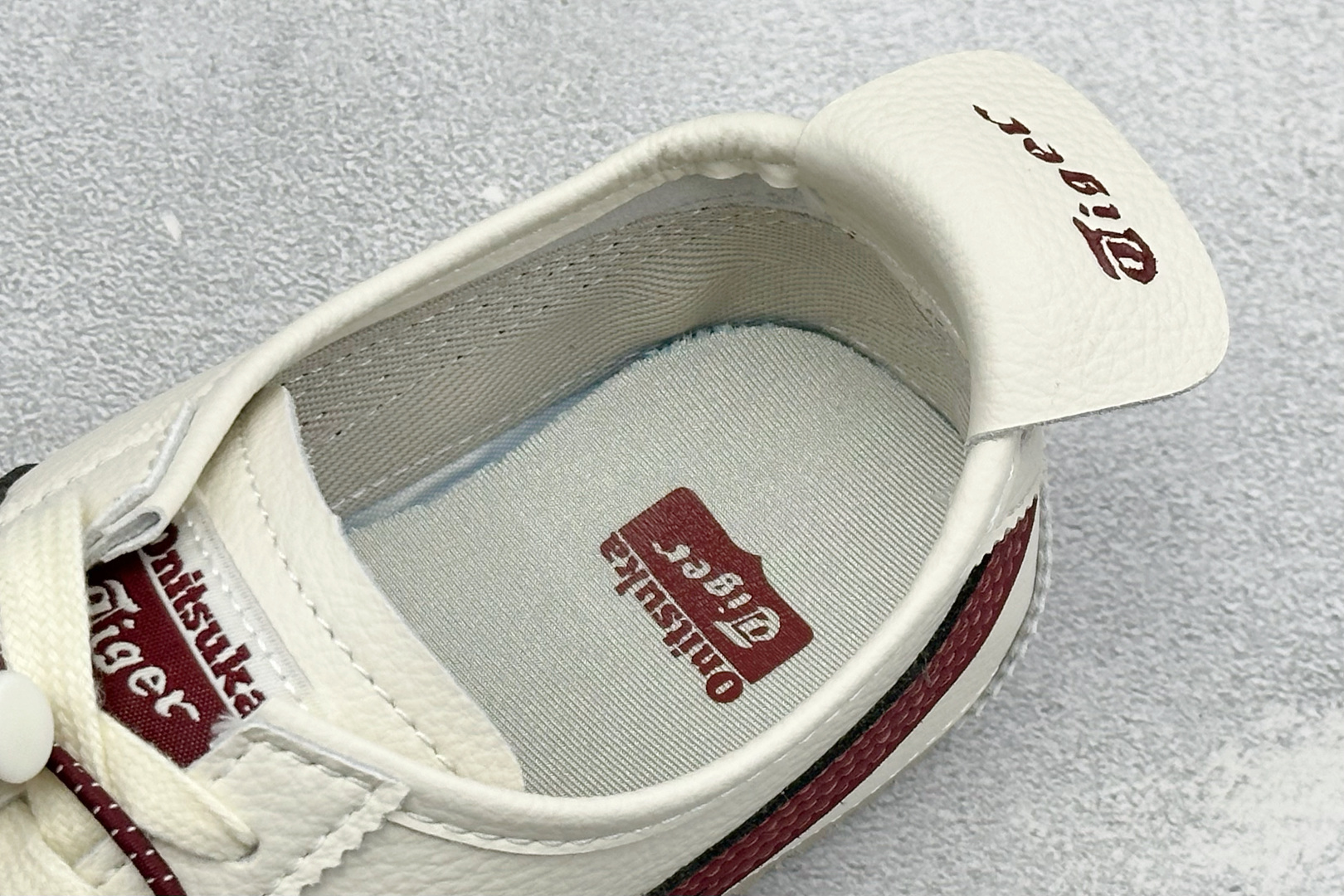 MEXICO 66 VINY 亚瑟士鬼塚虎一脚蹬经典休闲鞋 虎爪造型的Logo,鞋身稳定包裹系统支撑鞋身。鞋头外包橡胶片 MEXICO 66 VINY 亚瑟士鬼塚虎一脚蹬经典休闲鞋 虎爪造型的Logo,鞋身稳定包裹系统支撑鞋身。鞋头外包橡胶片