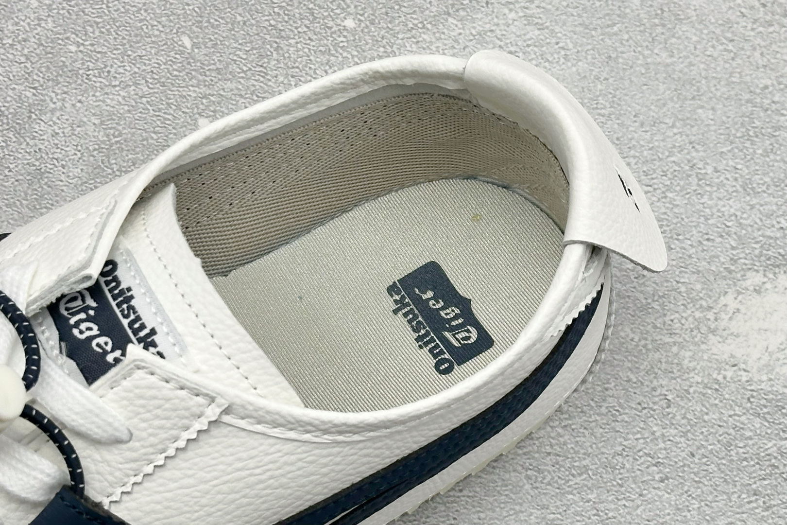 MEXICO 66 VINY 亚瑟士鬼塚虎一脚蹬经典休闲鞋 虎爪造型的Logo,鞋身稳定包裹系统支撑鞋身。鞋头外包橡胶片 MEXICO 66 VINY 亚瑟士鬼塚虎一脚蹬经典休闲鞋 虎爪造型的Logo,鞋身稳定包裹系统支撑鞋身。鞋头外包橡胶片