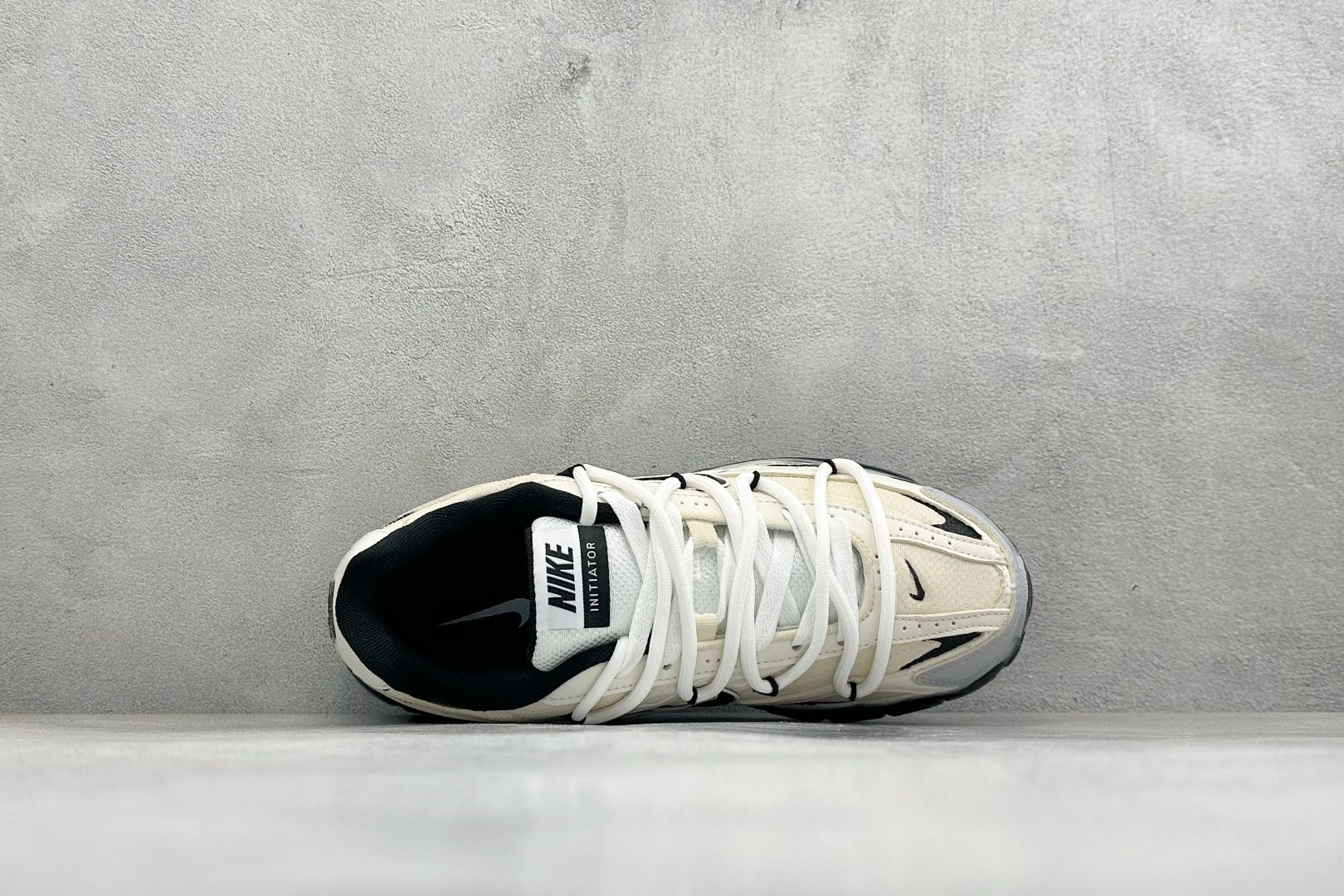 NIKE INITIATOR创始者系列 千禧白复古休闲运动舒适跑鞋 采用透气网眼鞋面和支撑覆盖层,自然运动设计的Phly NIKE INITIATOR创始者系列 千禧白复古休闲运动舒适跑鞋 采用透气网眼鞋面和支撑覆盖层,自然运动设计的Phly