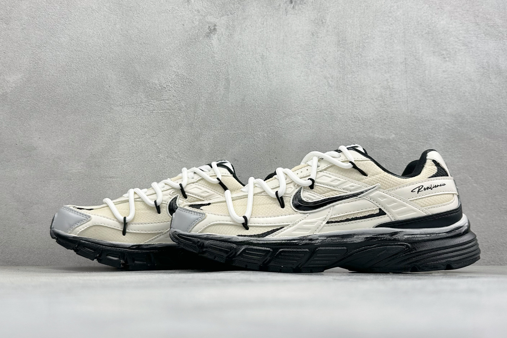 NIKE INITIATOR创始者系列 千禧白复古休闲运动舒适跑鞋 采用透气网眼鞋面和支撑覆盖层,自然运动设计的Phly NIKE INITIATOR创始者系列 千禧白复古休闲运动舒适跑鞋 采用透气网眼鞋面和支撑覆盖层,自然运动设计的Phly