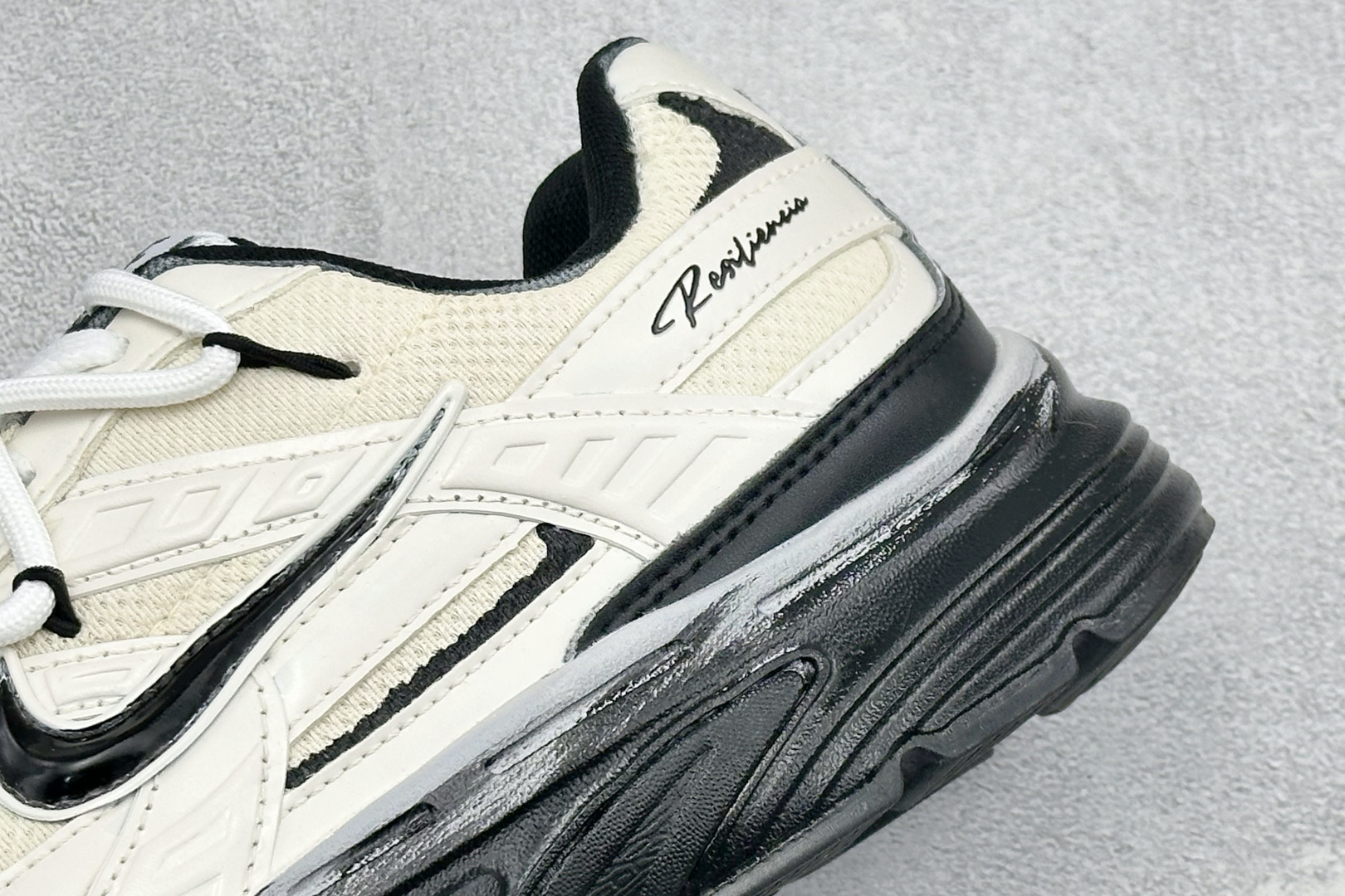 NIKE INITIATOR创始者系列 千禧白复古休闲运动舒适跑鞋 采用透气网眼鞋面和支撑覆盖层,自然运动设计的Phly NIKE INITIATOR创始者系列 千禧白复古休闲运动舒适跑鞋 采用透气网眼鞋面和支撑覆盖层,自然运动设计的Phly