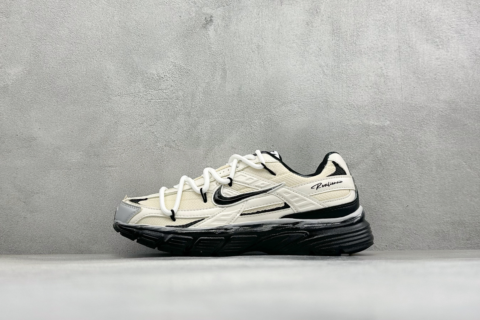 NIKE INITIATOR创始者系列 千禧白复古休闲运动舒适跑鞋 采用透气网眼鞋面和支撑覆盖层,自然运动设计的Phly NIKE INITIATOR创始者系列 千禧白复古休闲运动舒适跑鞋 采用透气网眼鞋面和支撑覆盖层,自然运动设计的Phly