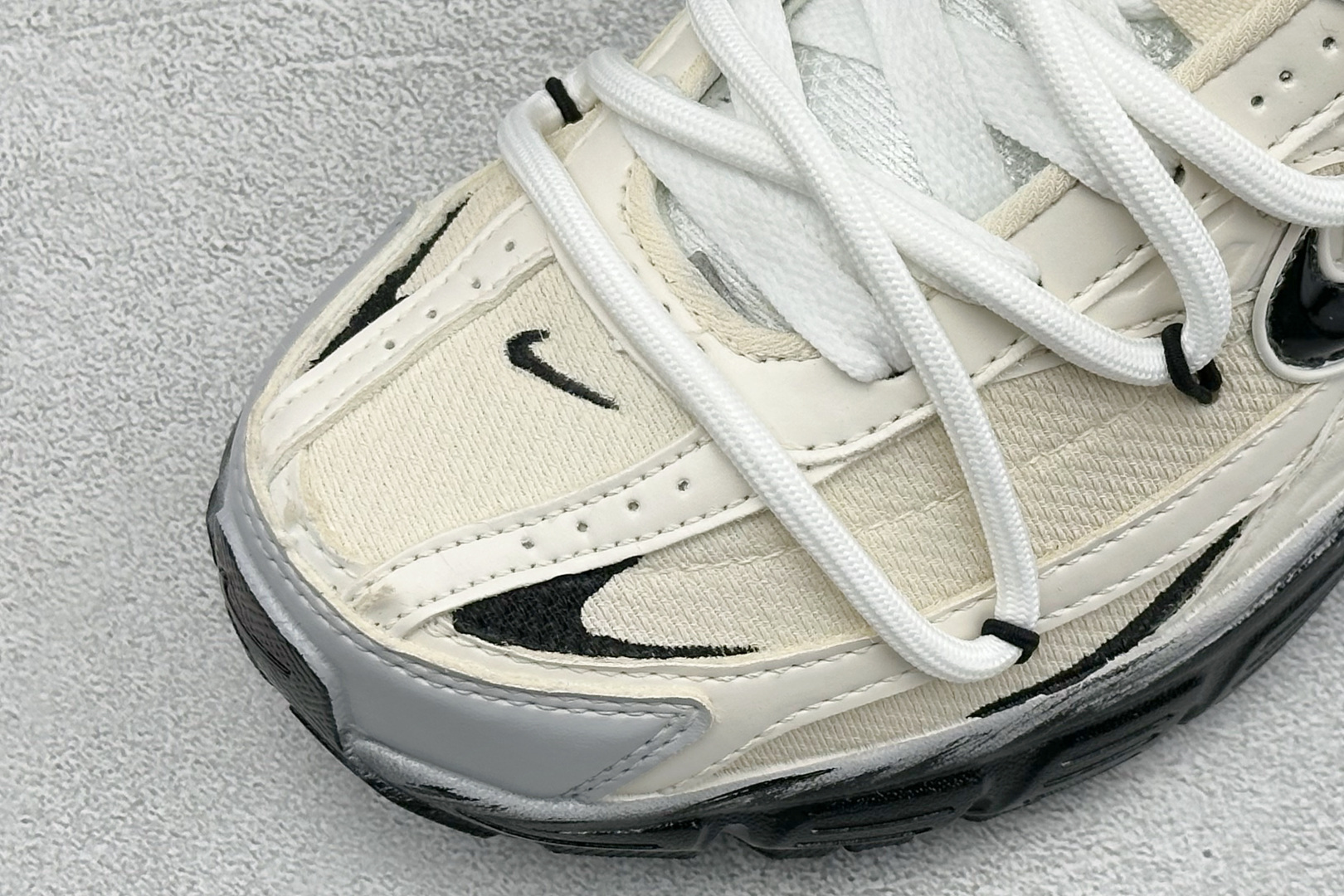NIKE INITIATOR创始者系列 千禧白复古休闲运动舒适跑鞋 采用透气网眼鞋面和支撑覆盖层,自然运动设计的Phly NIKE INITIATOR创始者系列 千禧白复古休闲运动舒适跑鞋 采用透气网眼鞋面和支撑覆盖层,自然运动设计的Phly