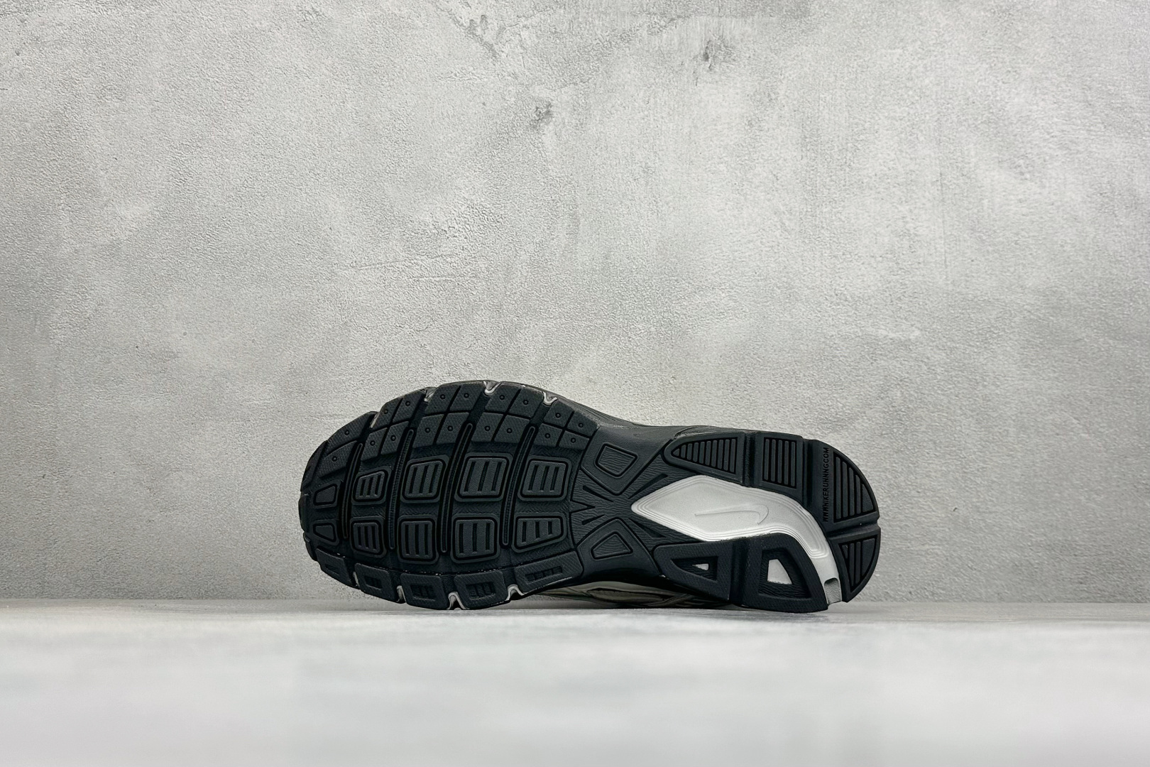 NIKE INITIATOR创始者系列 千禧白复古休闲运动舒适跑鞋 采用透气网眼鞋面和支撑覆盖层,自然运动设计的Phly NIKE INITIATOR创始者系列 千禧白复古休闲运动舒适跑鞋 采用透气网眼鞋面和支撑覆盖层,自然运动设计的Phly