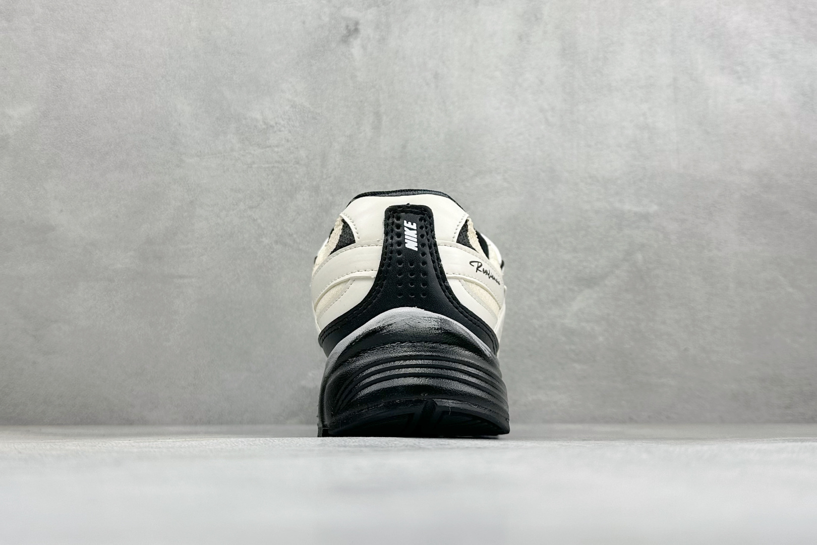 NIKE INITIATOR创始者系列 千禧白复古休闲运动舒适跑鞋 采用透气网眼鞋面和支撑覆盖层,自然运动设计的Phly NIKE INITIATOR创始者系列 千禧白复古休闲运动舒适跑鞋 采用透气网眼鞋面和支撑覆盖层,自然运动设计的Phly