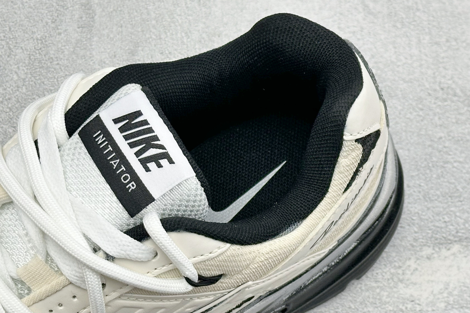 NIKE INITIATOR创始者系列 千禧白复古休闲运动舒适跑鞋 采用透气网眼鞋面和支撑覆盖层,自然运动设计的Phly NIKE INITIATOR创始者系列 千禧白复古休闲运动舒适跑鞋 采用透气网眼鞋面和支撑覆盖层,自然运动设计的Phly