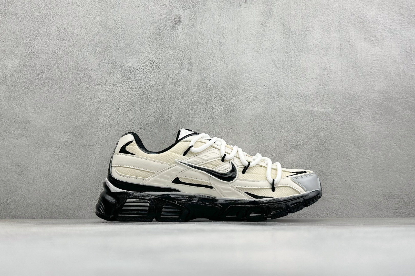 NIKE INITIATOR创始者系列 千禧白复古休闲运动舒适跑鞋 采用透气网眼鞋面和支撑覆盖层,自然运动设计的Phly NIKE INITIATOR创始者系列 千禧白复古休闲运动舒适跑鞋 采用透气网眼鞋面和支撑覆盖层,自然运动设计的Phly