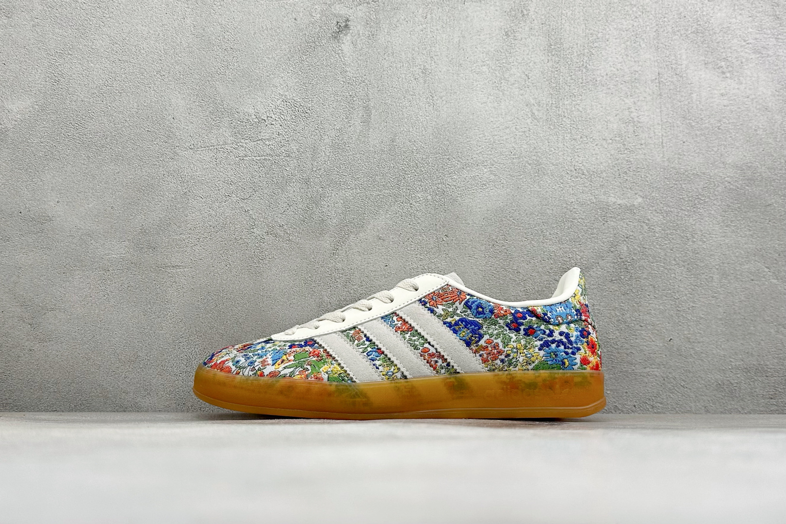 Addis Original Samba OG 复古桑巴板鞋 这款桑巴鞋展示了高质量的工艺 带有装饰的超锁缝制和无缝的手