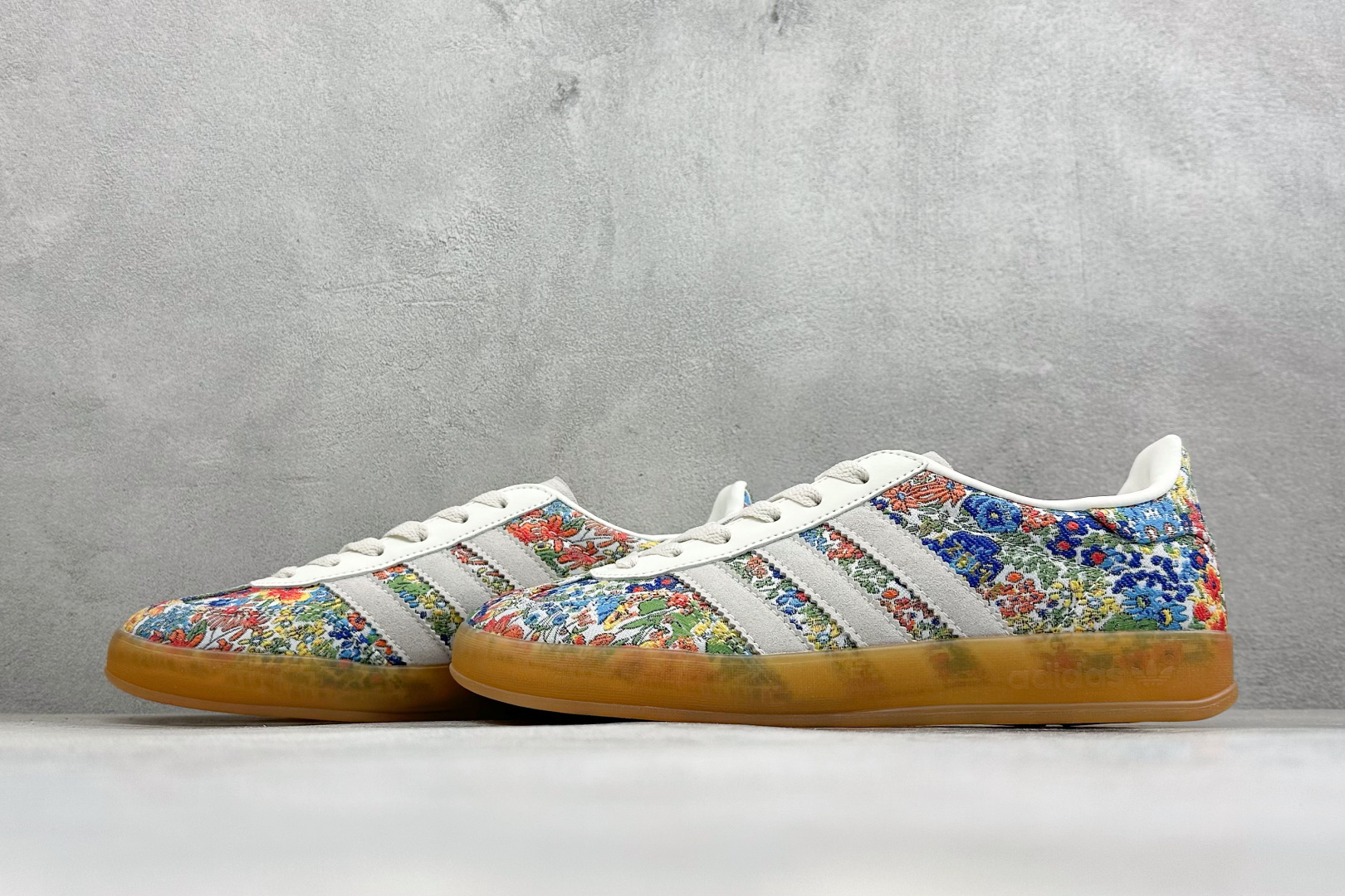 Addis Original Samba OG 复古桑巴板鞋 这款桑巴鞋展示了高质量的工艺 带有装饰的超锁缝制和无缝的手