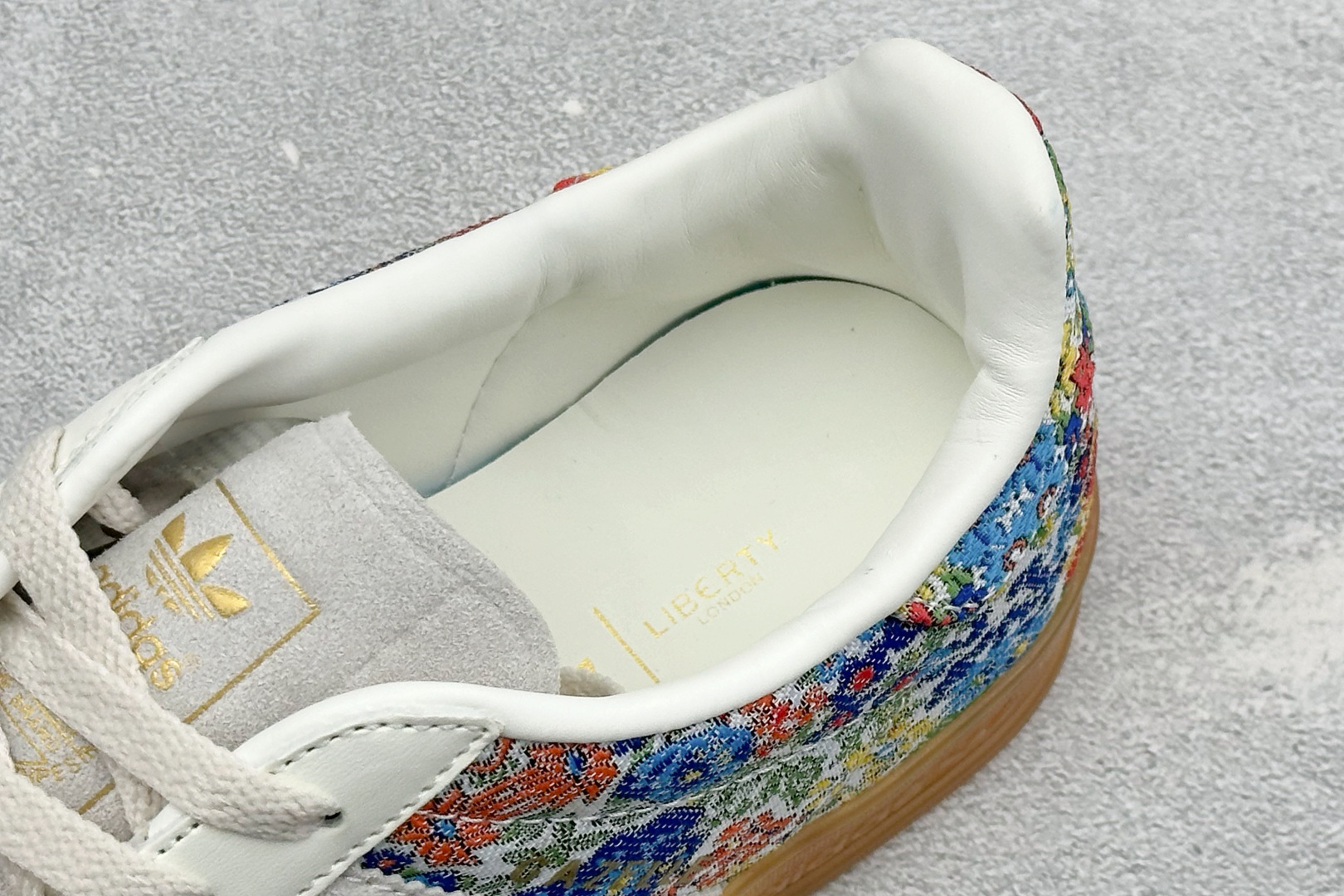Addis Original Samba OG 复古桑巴板鞋 这款桑巴鞋展示了高质量的工艺 带有装饰的超锁缝制和无缝的手