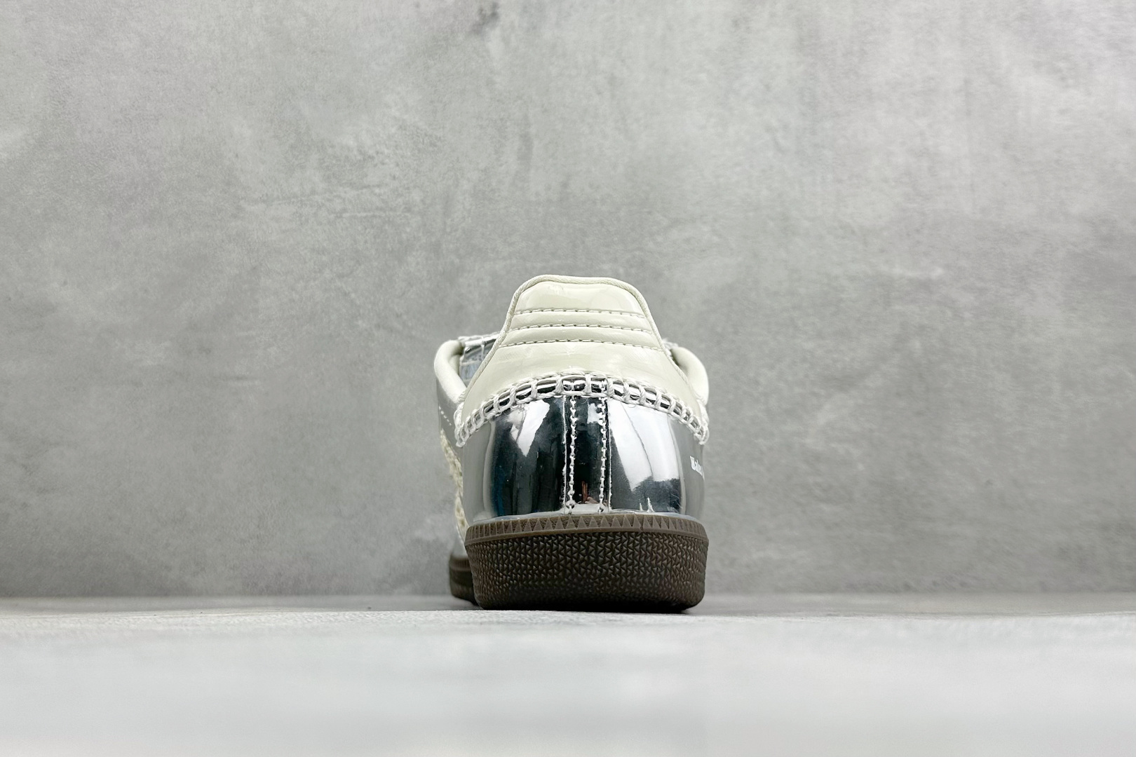 Addis Original Samba OG 复古桑巴板鞋 这款桑巴鞋展示了高质量的工艺 带有装饰的超锁缝制和无缝的手