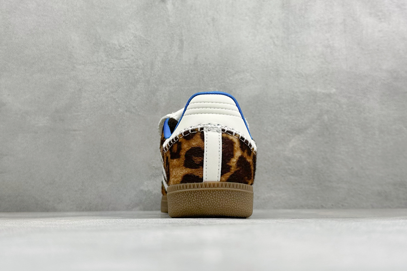 Addis Original Samba OG 复古桑巴板鞋 这款桑巴鞋展示了高质量的工艺 带有装饰的超锁缝制和无缝的手