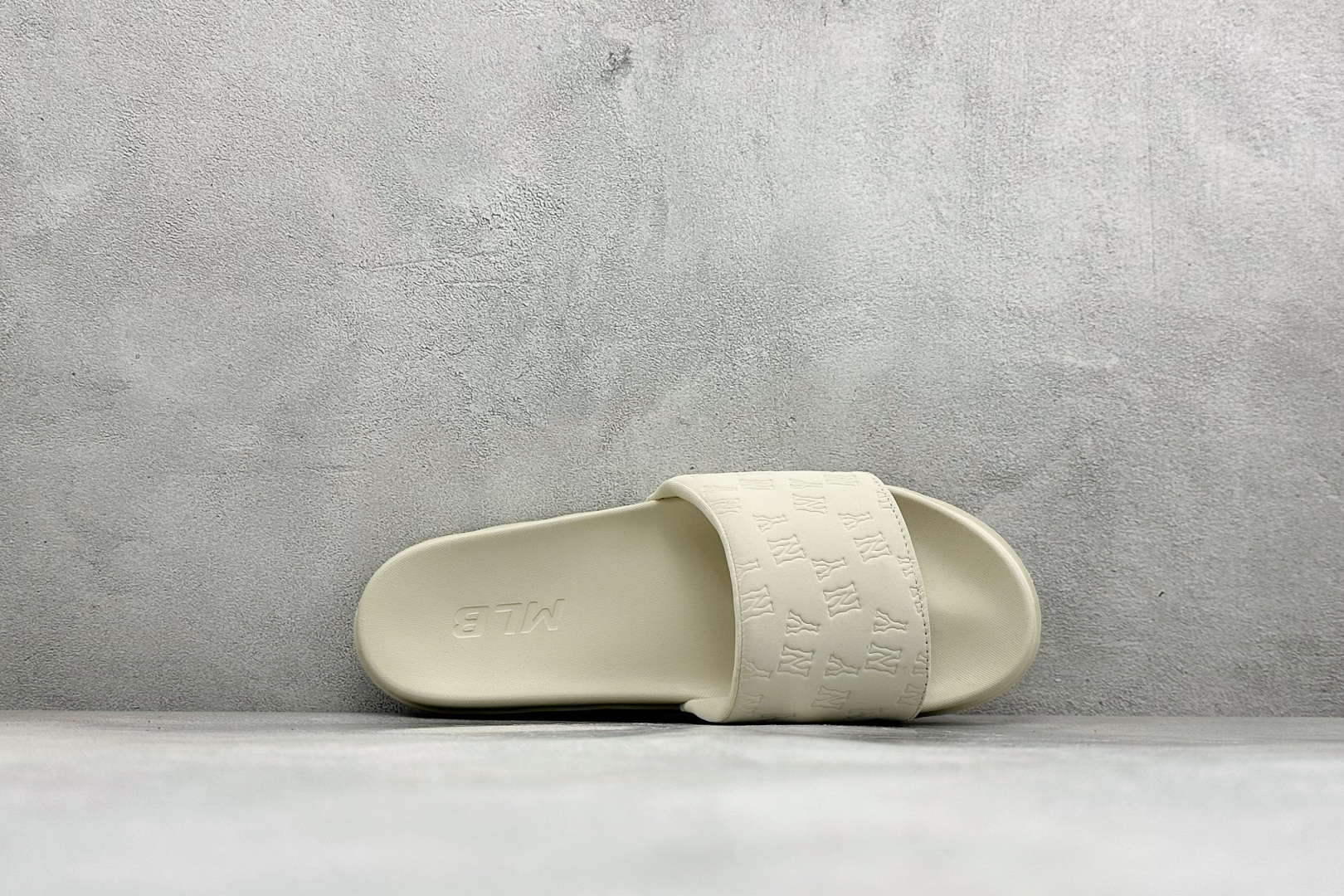 XB版MLB MOUNDER MONOGRAM SLIDE 百搭舒适休闲防滑防磨一字拖鞋 货号：3ALPSM153-50