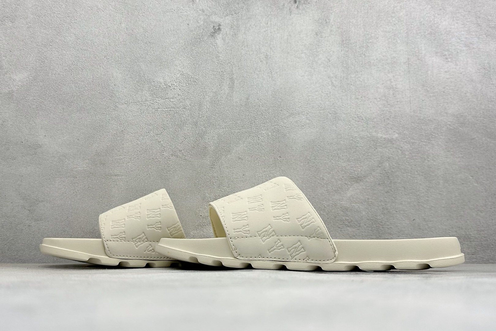 XB版MLB MOUNDER MONOGRAM SLIDE 百搭舒适休闲防滑防磨一字拖鞋 货号：3ALPSM153-50