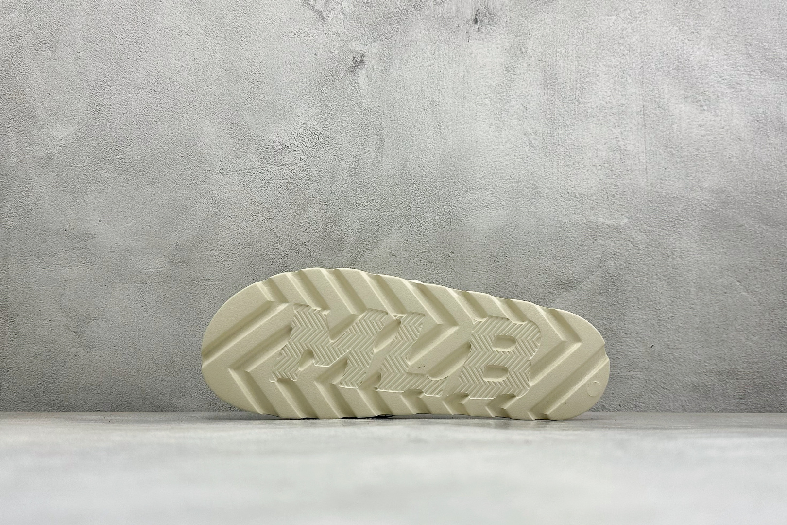 XB版MLB MOUNDER MONOGRAM SLIDE 百搭舒适休闲防滑防磨一字拖鞋 货号：3ALPSM153-50