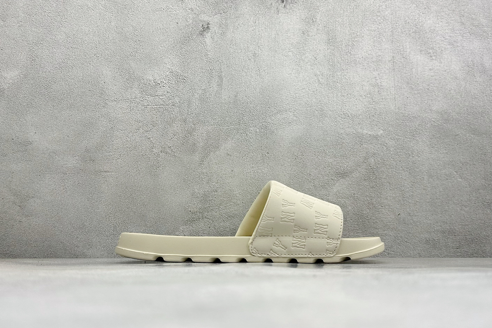 XB版MLB MOUNDER MONOGRAM SLIDE 百搭舒适休闲防滑防磨一字拖鞋 货号：3ALPSM153-50