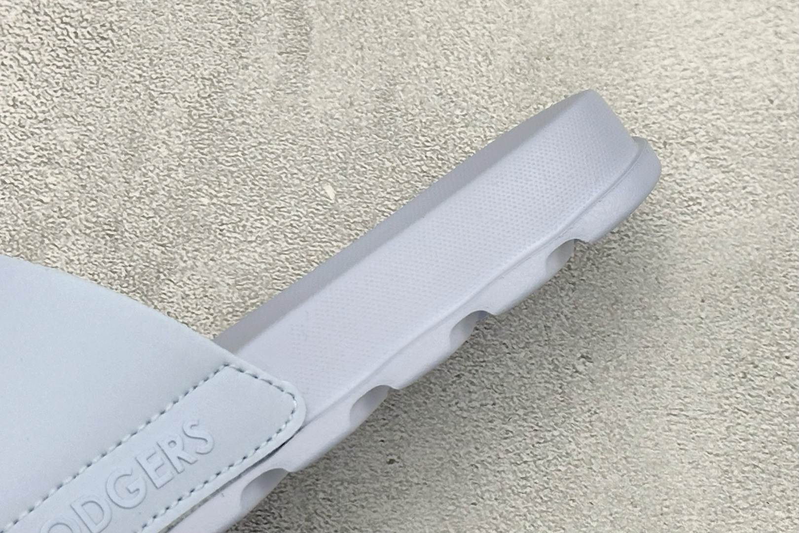 XB版MLB MOUNDER MONOGRAM SLIDE 百搭舒适休闲防滑防磨一字拖鞋 货号：3ALPSB053-07