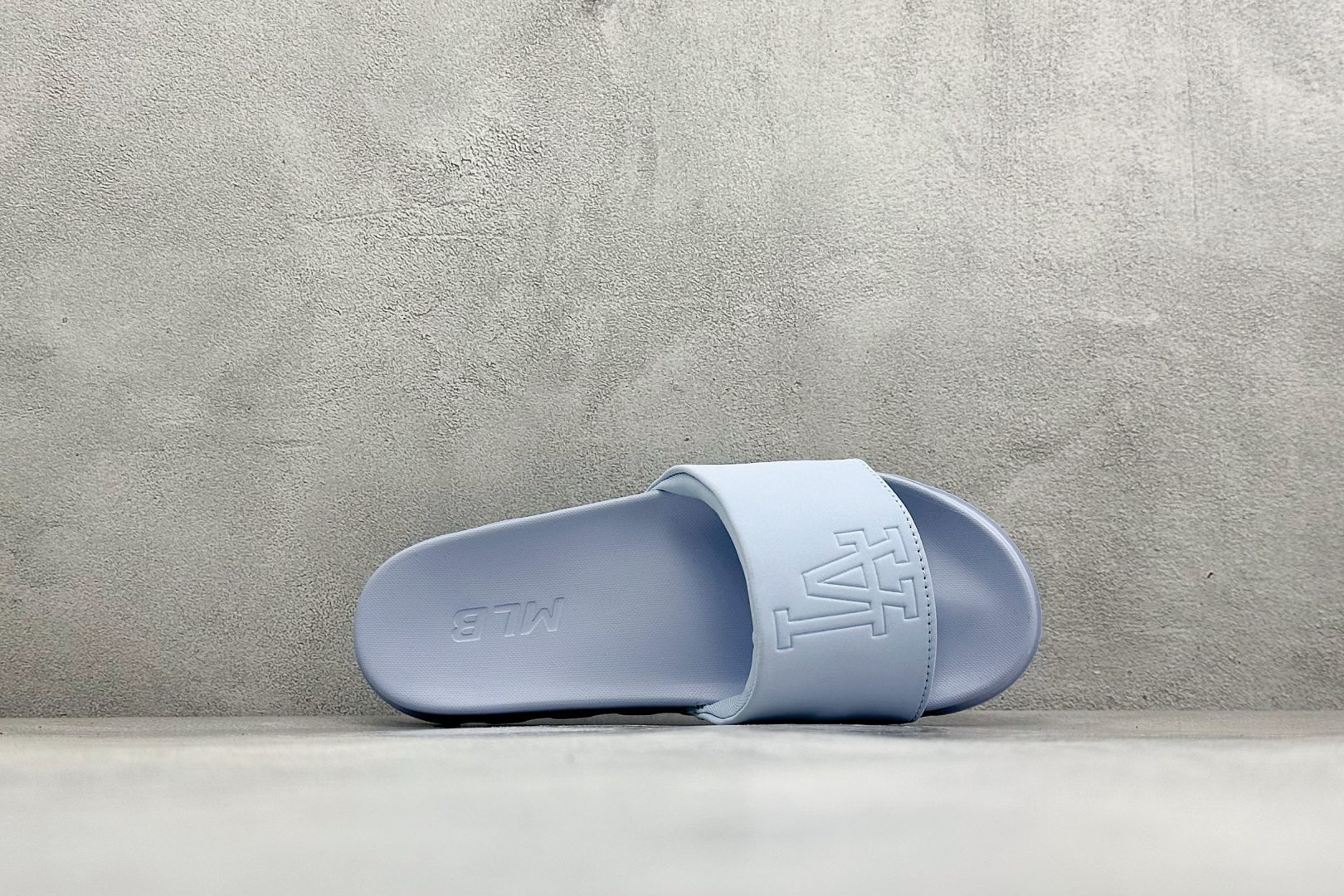 XB版MLB MOUNDER MONOGRAM SLIDE 百搭舒适休闲防滑防磨一字拖鞋 货号：3ALPSB053-07