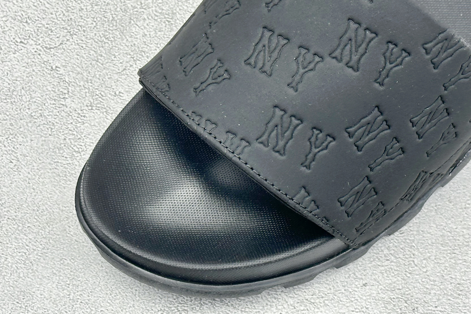 XB版MLB MOUNDER MONOGRAM SLIDE 百搭舒适休闲防滑防磨一字拖鞋 货号：3ALPSM153-50