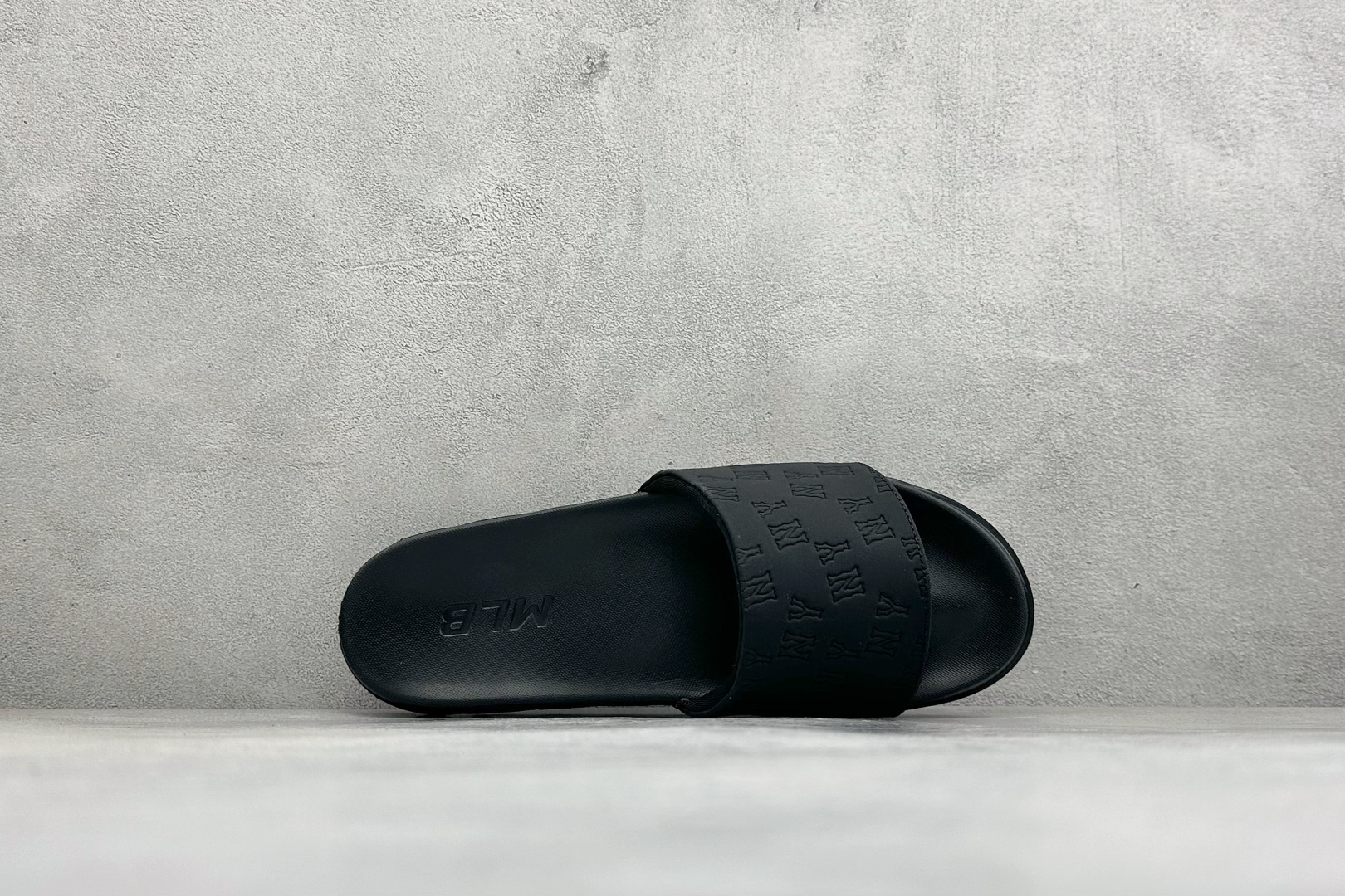 XB版MLB MOUNDER MONOGRAM SLIDE 百搭舒适休闲防滑防磨一字拖鞋 货号：3ALPSM153-50