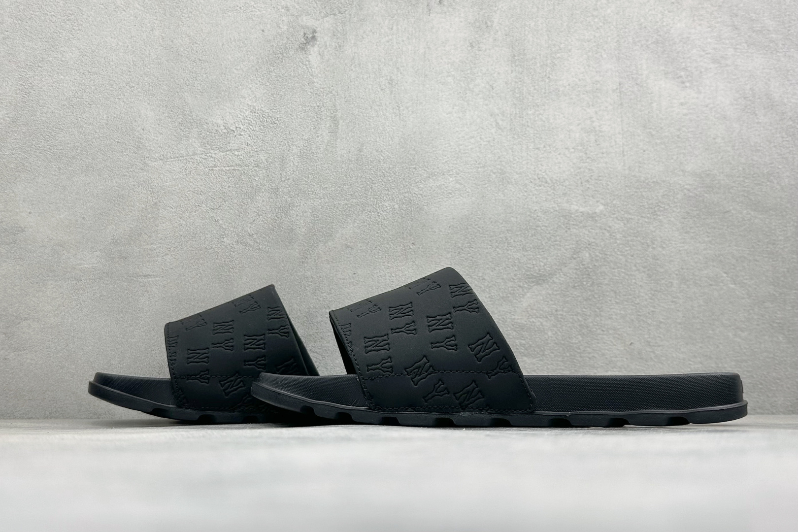 XB版MLB MOUNDER MONOGRAM SLIDE 百搭舒适休闲防滑防磨一字拖鞋 货号：3ALPSM153-50