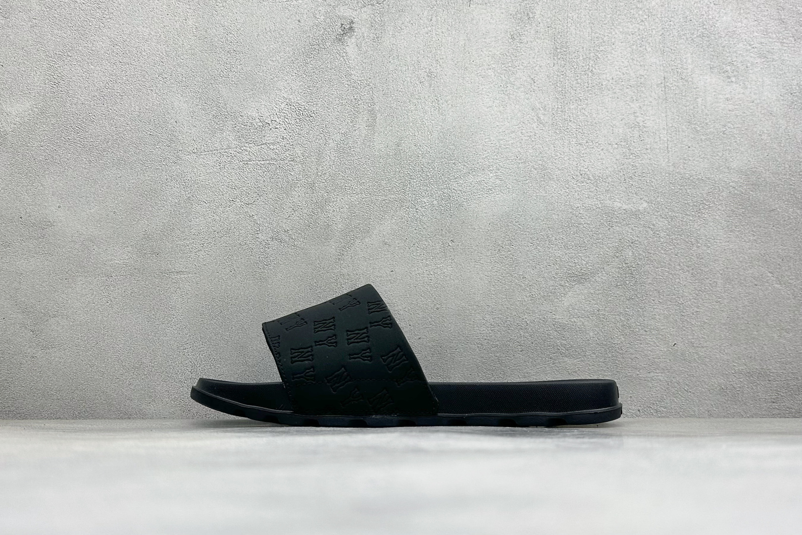 XB版MLB MOUNDER MONOGRAM SLIDE 百搭舒适休闲防滑防磨一字拖鞋 货号：3ALPSM153-50