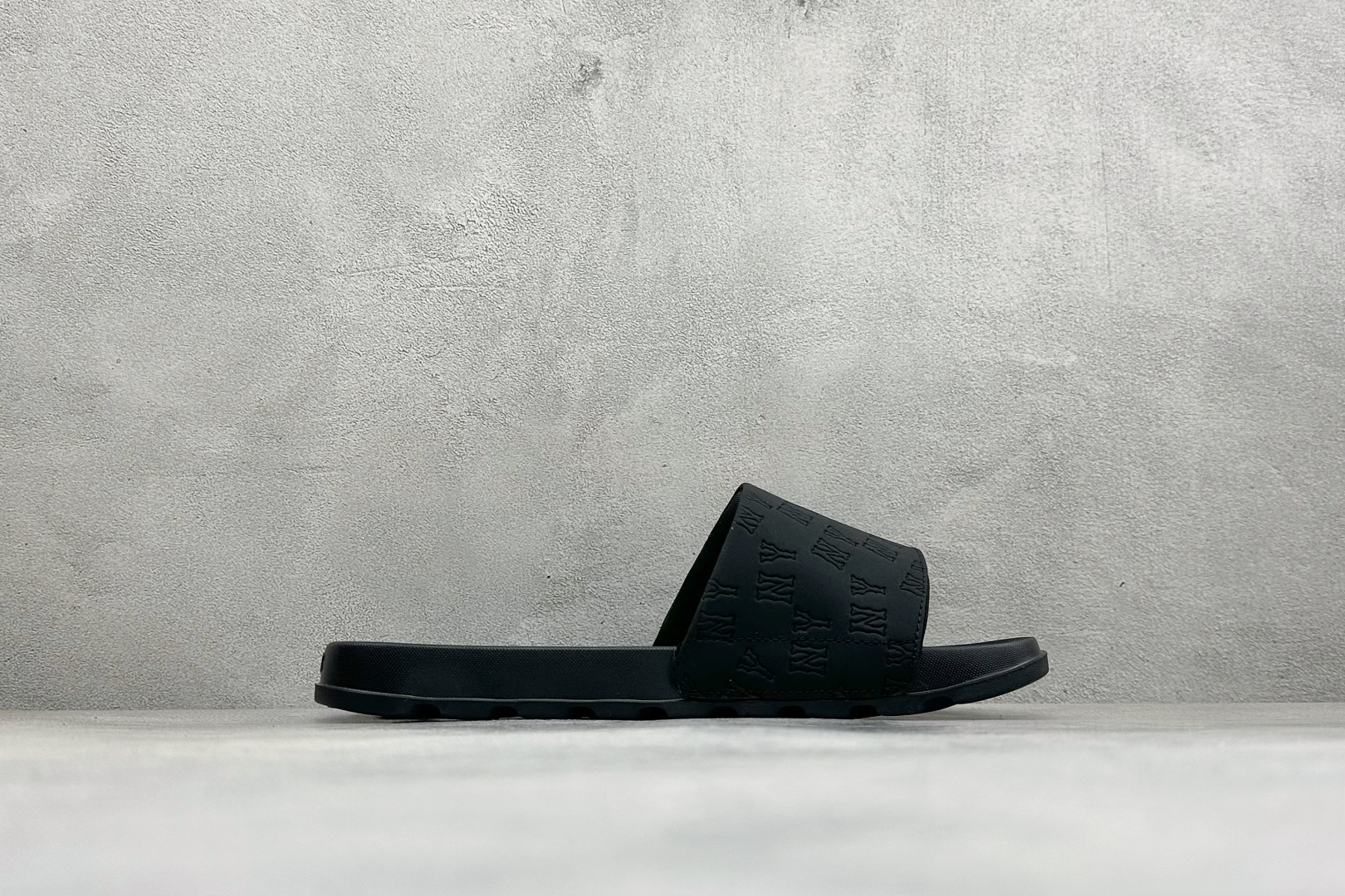 XB版MLB MOUNDER MONOGRAM SLIDE 百搭舒适休闲防滑防磨一字拖鞋 货号：3ALPSM153-50