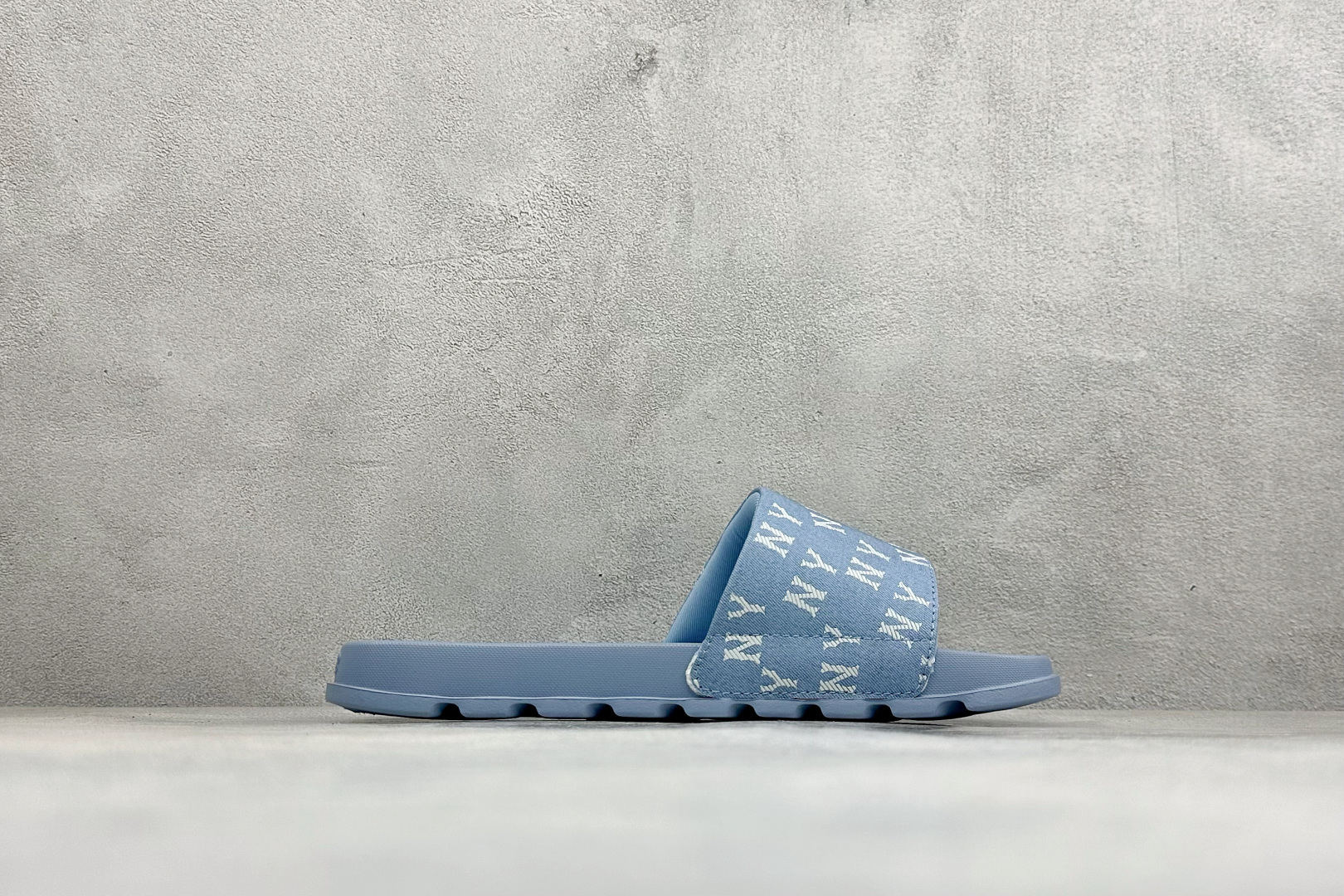 XB版MLB MOUNDER MONOGRAM SLIDE 百搭舒适休闲防滑防磨一字拖鞋 货号：3ALPSDM53-50