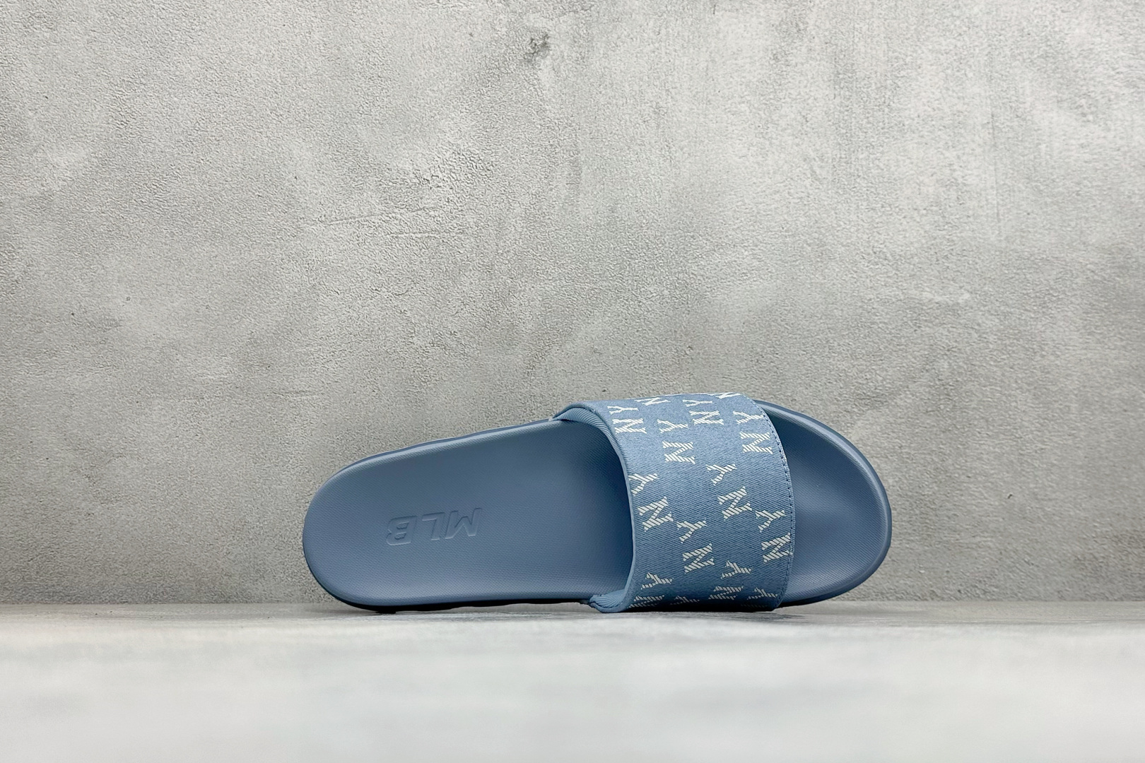 XB版MLB MOUNDER MONOGRAM SLIDE 百搭舒适休闲防滑防磨一字拖鞋 货号：3ALPSDM53-50