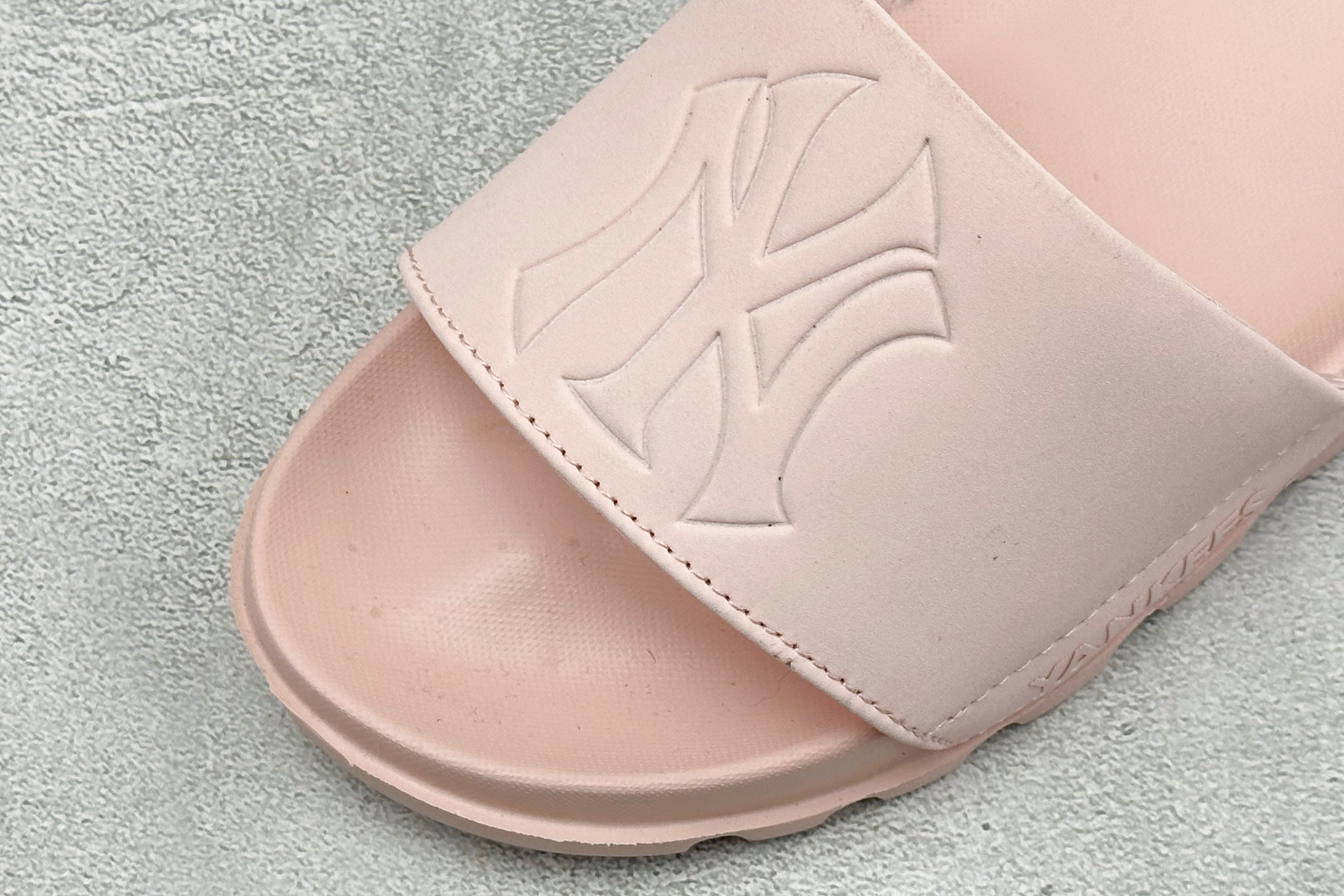 XB版MLB MOUNDER MONOGRAM SLIDE 百搭舒适休闲防滑防磨一字拖鞋 货号：3ALPSB053-50