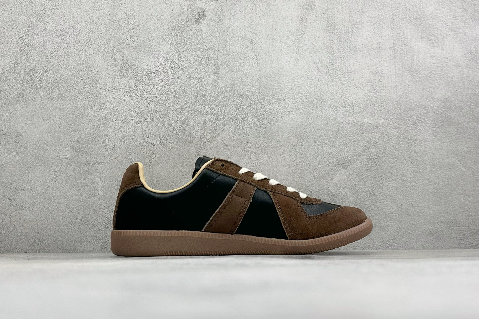 Y版Maison Margiela Calfskin Replica 马吉拉 德训运动休闲板鞋 #采用进口粒面头层小牛皮 Y版Maison Margiela Calfskin Replica 马吉拉 德训运动休闲板鞋 #采用进口粒面头层小牛皮