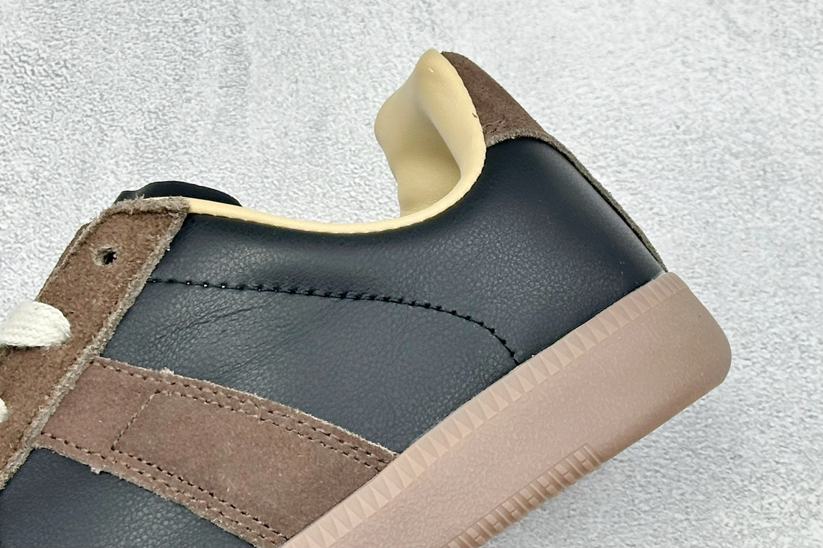 Y版Maison Margiela Calfskin Replica 马吉拉 德训运动休闲板鞋 #采用进口粒面头层小牛皮 Y版Maison Margiela Calfskin Replica 马吉拉 德训运动休闲板鞋 #采用进口粒面头层小牛皮