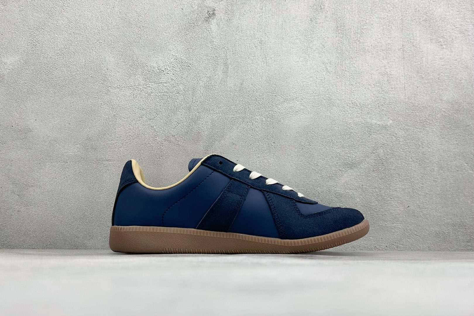 Y版Maison Margiela Calfskin Replica 马吉拉 德训运动休闲板鞋 #采用进口粒面头层小牛皮 Y版Maison Margiela Calfskin Replica 马吉拉 德训运动休闲板鞋 #采用进口粒面头层小牛皮