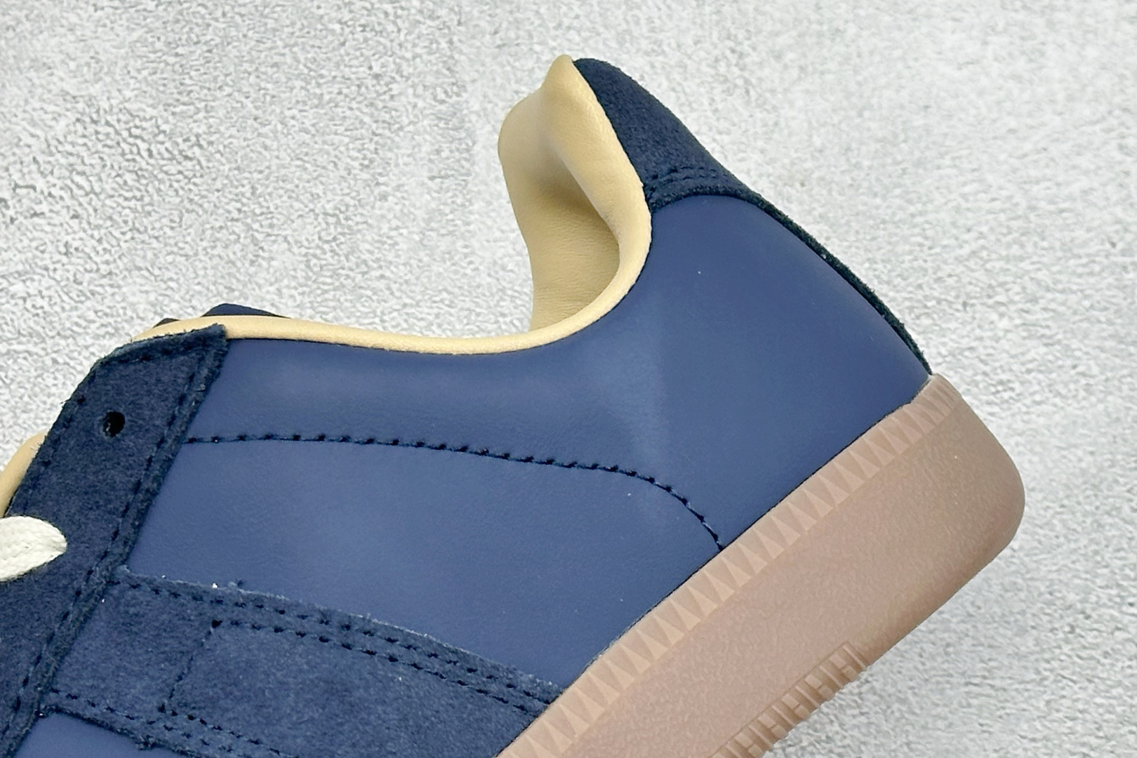 Y版Maison Margiela Calfskin Replica 马吉拉 德训运动休闲板鞋 #采用进口粒面头层小牛皮 Y版Maison Margiela Calfskin Replica 马吉拉 德训运动休闲板鞋 #采用进口粒面头层小牛皮